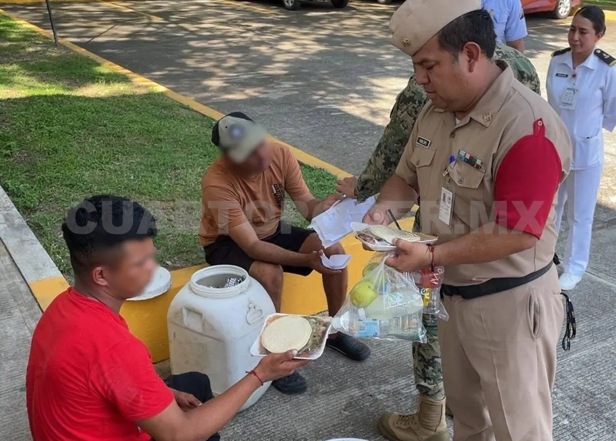 Rescatan a extranjeros varados en alta mar