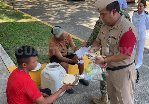 Rescatan a extranjeros varados en alta mar Rescatan a extranjeros varados en alta mar