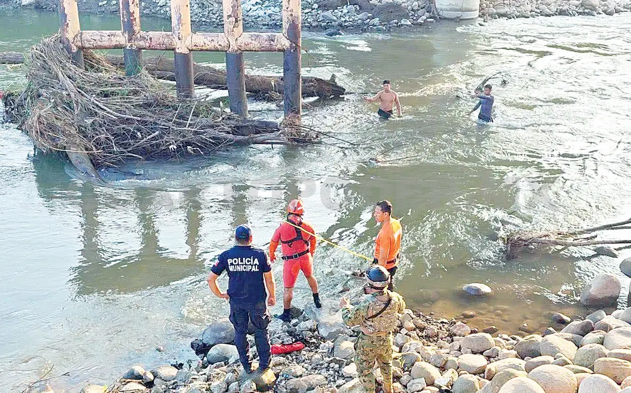 Hallan cuerpo de menor que chocó contra puente