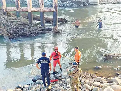 Hallan cuerpo de menor que chocó contra puente