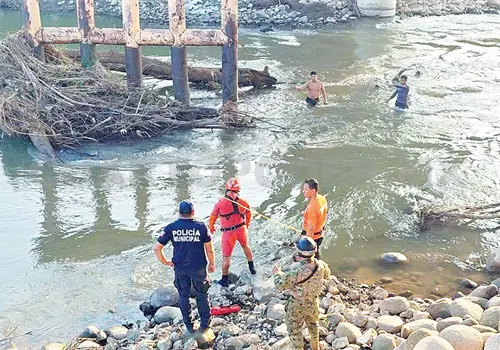 Hallan cuerpo de menor que chocó contra puente Hallan cuerpo de menor que chocó contra puente