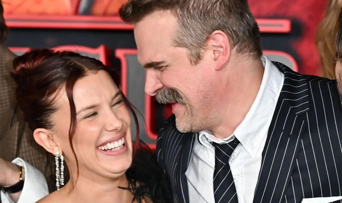 Millie Bobby y Harbour se dan un abrazo