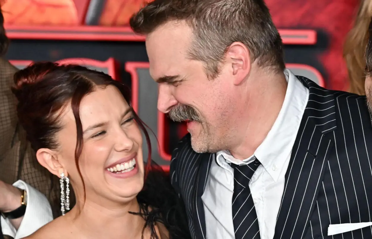 Millie Bobby y Harbour se dan un abrazo