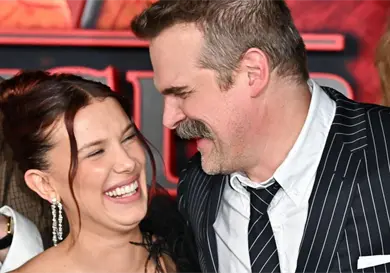 Millie Bobby y Harbour se dan un abrazo Millie Bobby y Harbour se dan un abrazo