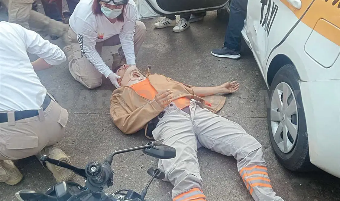 Paramédicos brindaron atención de urgencia al malherido elemento motorizado de Protección Civil, antes de trasladarlo al hospital. Ulises Villalobos / CP