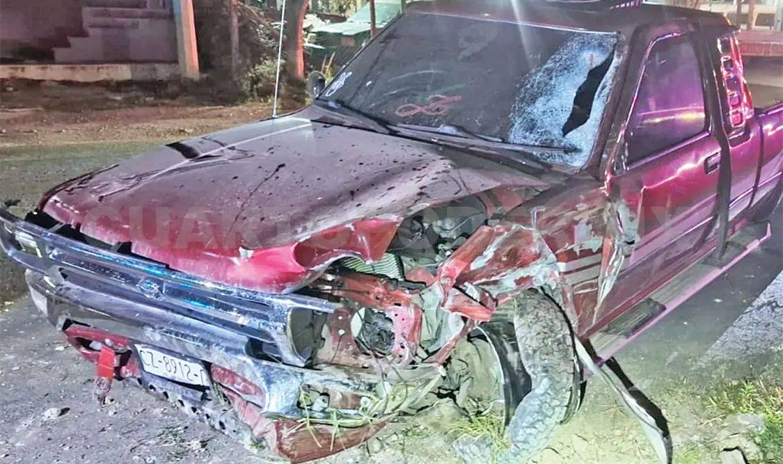 Al invadir el carril contrario impactó frontalmente a los motoristas. Juan Orel / CP