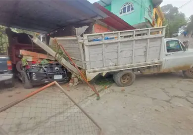 Camión sin frenos impacta en vivienda