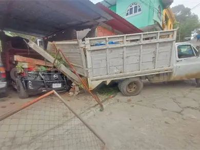 Camión sin frenos impacta en vivienda