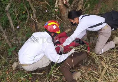Derrapa y termina tirado malherido entre la maleza
