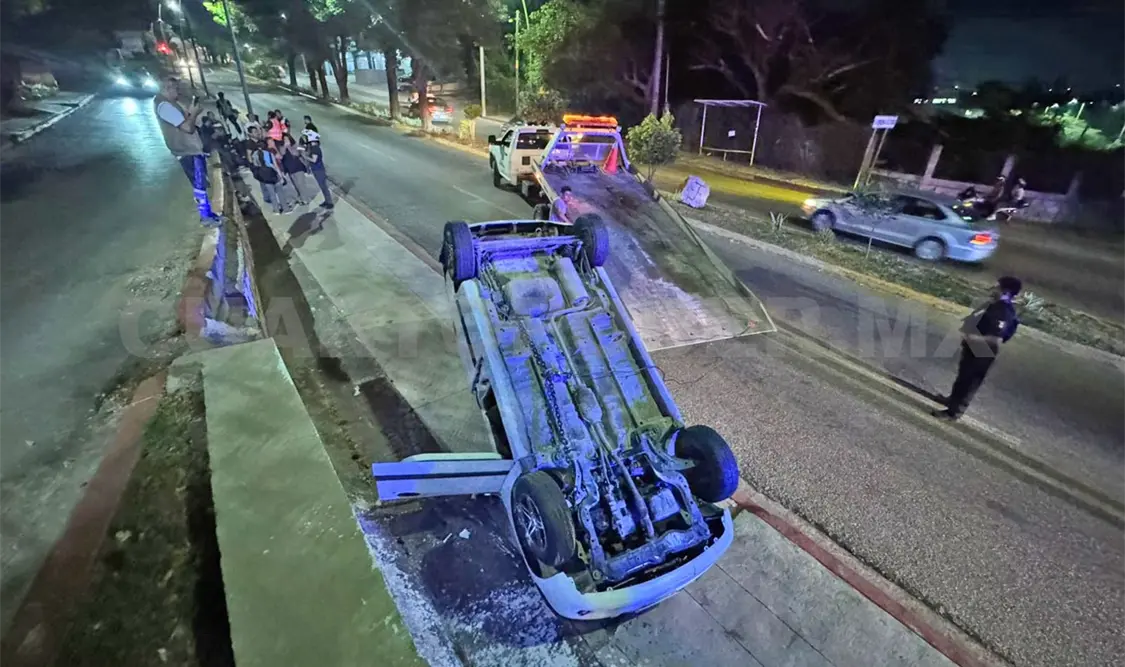 El Atos quiso incorporarse a la avenida, pero la persona que conducía perdió el control. Ulises Villalobos / CP