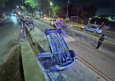Vuelca automovilista al tratar de incorporarse