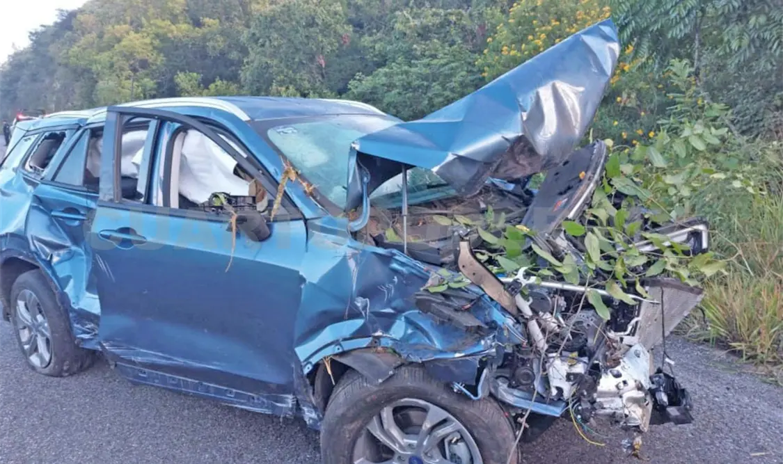 El exceso de velocidad hizo que se desbarrancaran a aproximadamente 15 metros de profundidad. Juan Orel / CP