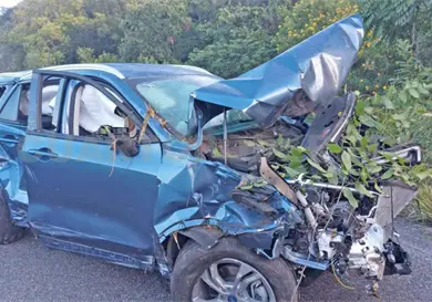 Fallece en un tramo carretero al volcar; joven salió herido