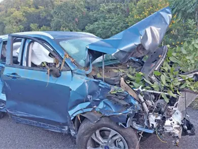 Fallece en un tramo carretero al volcar; joven salió herido