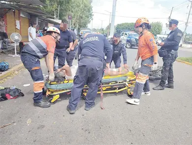 La atropella moto al bajar de combi
