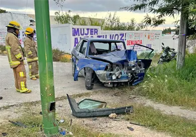 Rescatan a sujeto tras quedar atrapado en auto