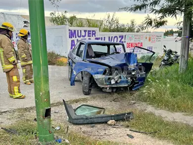 Rescatan a sujeto tras quedar atrapado en auto