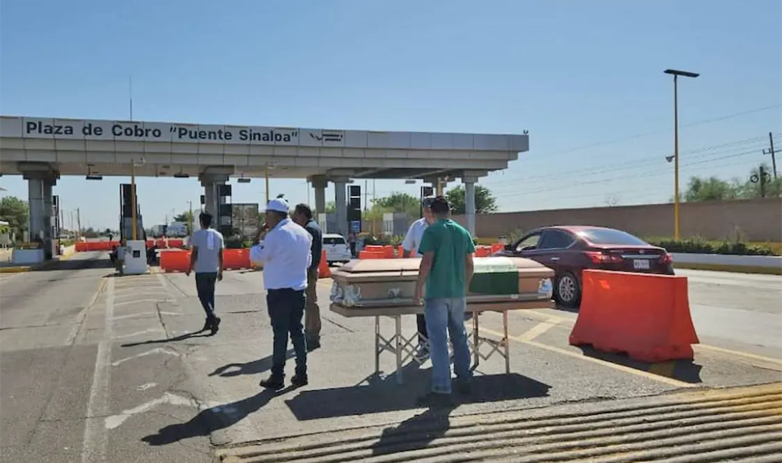 De manera simbólica, como la muerte del agro, los productores colocaron un ataúd. Cortesía  