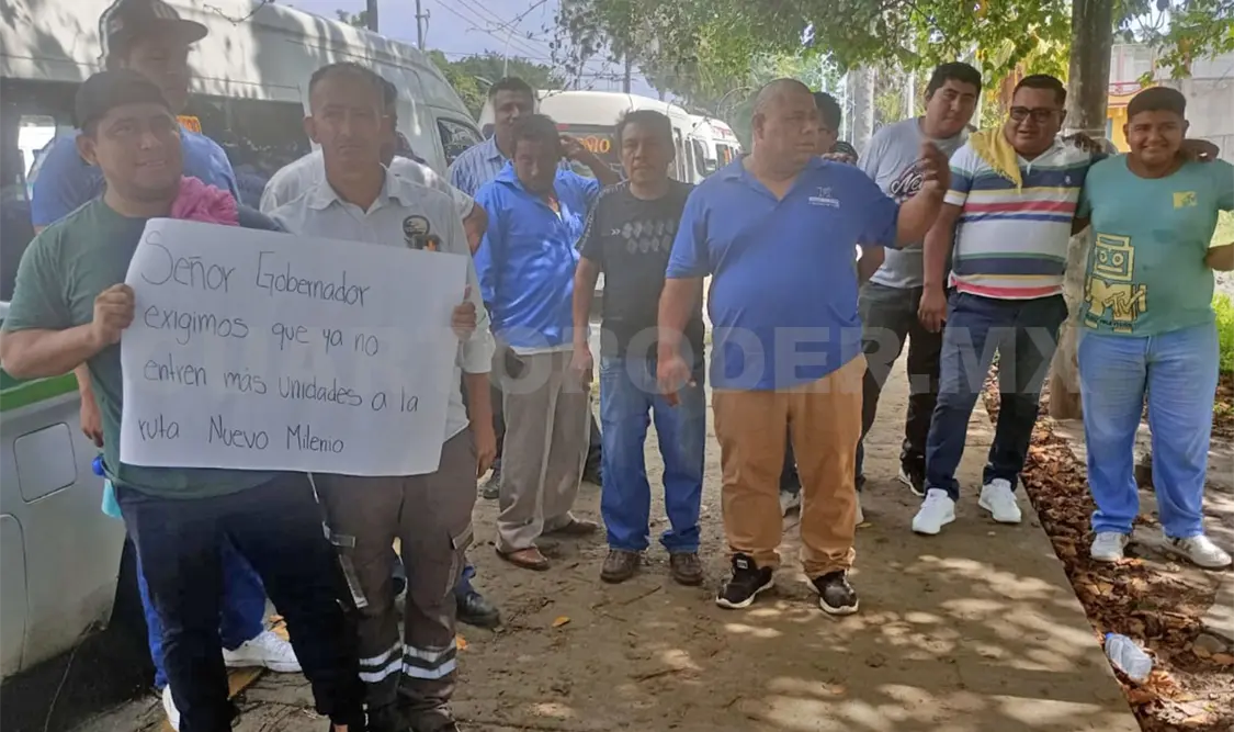 Los choferes se estacionaron en la carretera del antiguo aeropuerto de Tapachula. Víctor Sánchez / CP