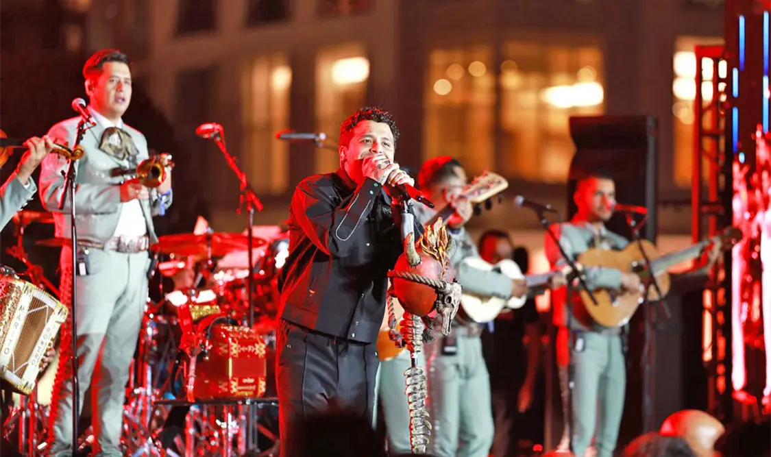 Niegan visa a músicos de Christian Nodal