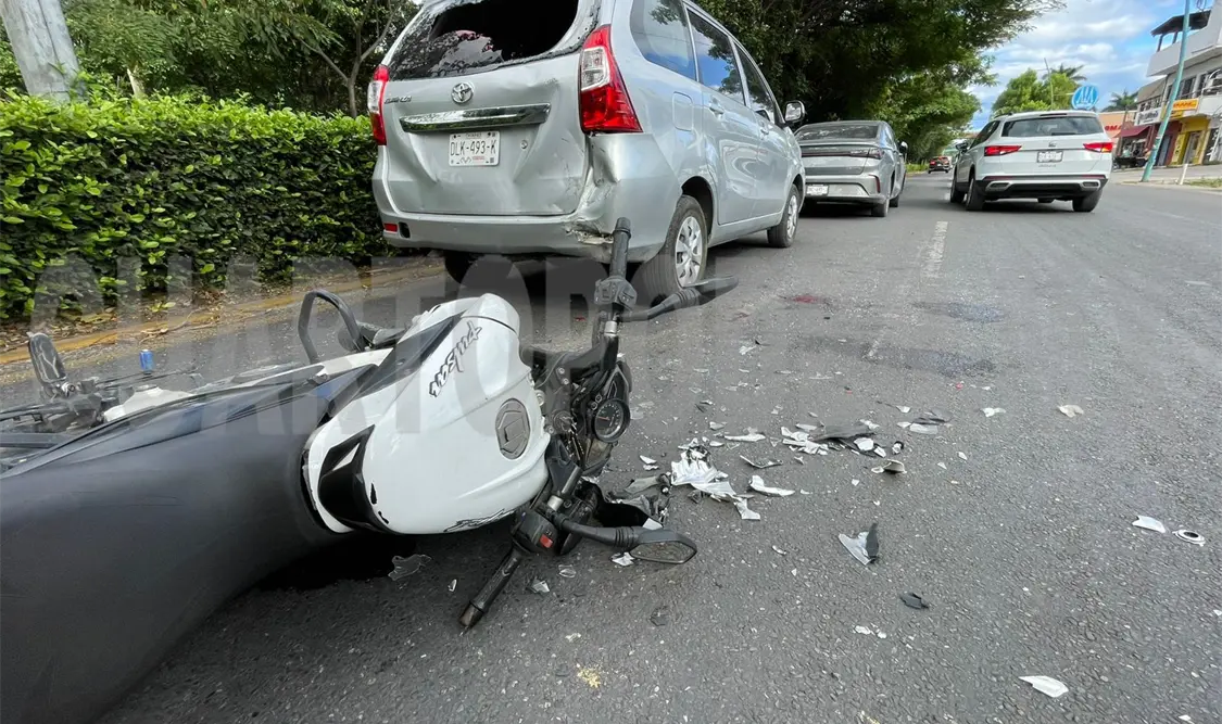 Se estrella contra un auto y resulta grave
