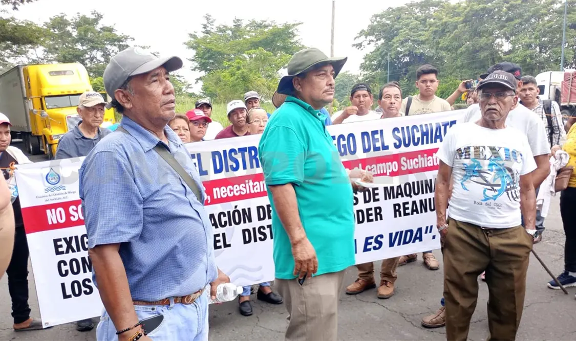 Tras llegar a un acuerdo, los productores levantaron el bloqueo que mantenían en el puente internacional Suchiate II. Rafael Victorio / CP