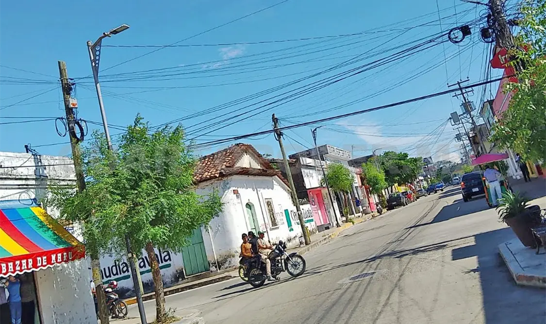 La fuerza de los vientos provocó la caída de anuncios y generó que algunas actividades económicas se suspendieran. Noel Vázquez / CP