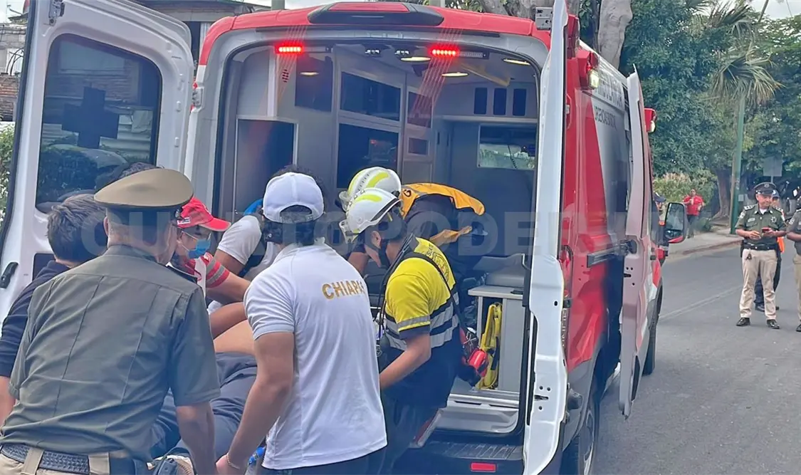 Socorristas brindaron atención de urgencia al motorista, pues tenía lesiones graves. Ulises Villalobos / CP