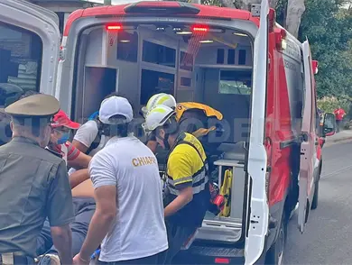 Se estrella contra un auto y resulta grave