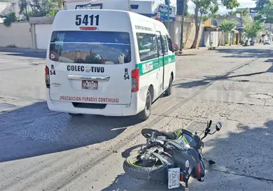 Colisiona motociclista en barrio La Pimienta