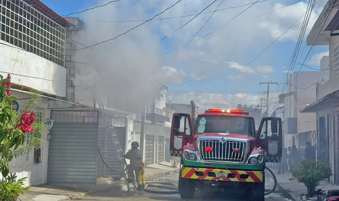 Los “tragahumo” combatieron las llamas en la segunda planta de la casa. Ulises Villalobos / CP