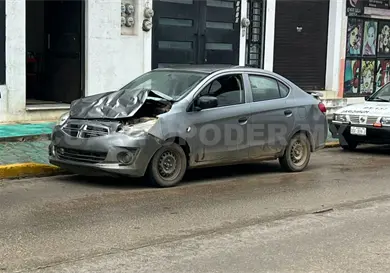 Apachurra a sedán al estamparse por alcance