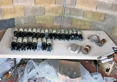 Localizan 86 explosivos artesanales, armas y drogas Localizan 86 explosivos artesanales, armas y drogas