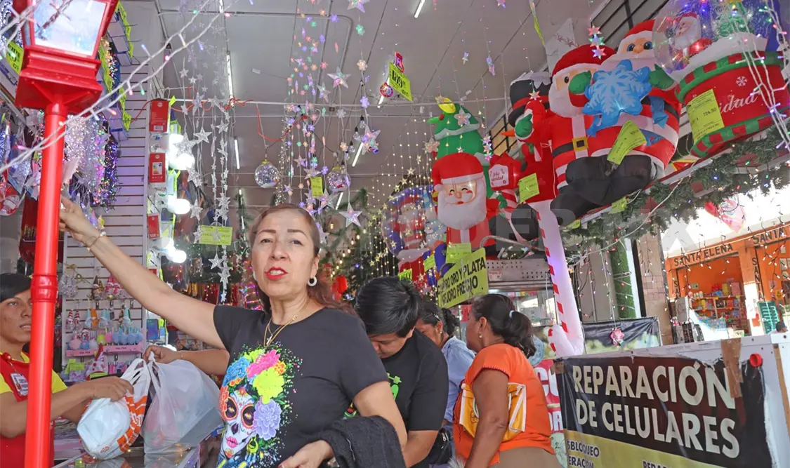Las familias han comenzado a hacer las compras navideñas. Carlos López / CP