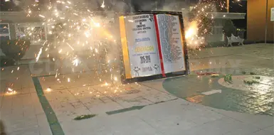 Estudiantes realizan la tradicional quema de libros