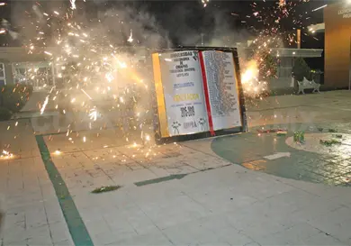 Estudiantes realizan la tradicional quema de libros