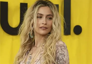 Paris tiene seis años sobria Paris tiene seis años sobria