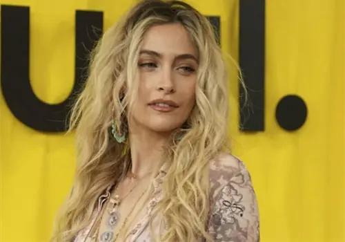 Paris tiene seis años sobria Paris tiene seis años sobria