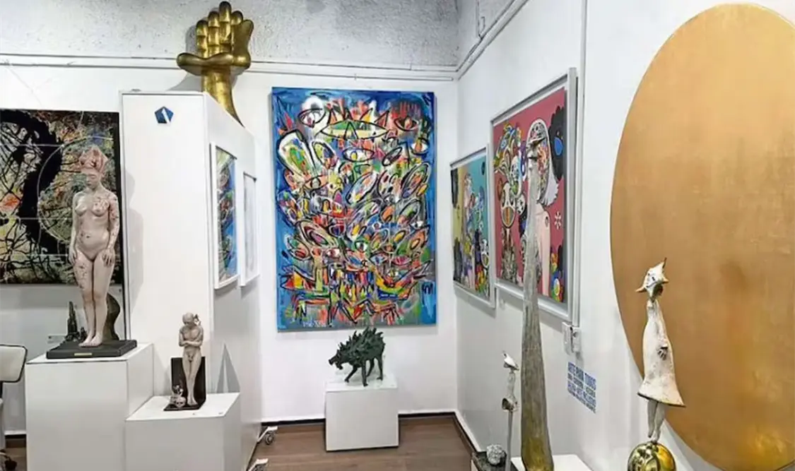 Apuntan que este espacio es una galería abierta a los distintos tipos de artes visuales, desde pintura, escultura, grabado, dibujo y gráfica. Cortesía