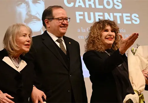 Ganadora del Premio Carlos Fuentes Ganadora del Premio Carlos Fuentes
