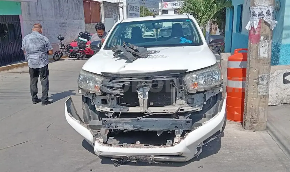 Los vehículos colisionaron al encontrarse en el cruce de calles de la colonia. Ulises Villalobos / CP