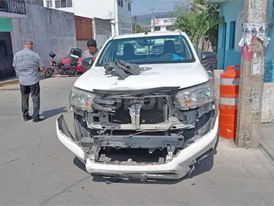 Colisionan particular y unidad oficial en cruce Colisionan particular y unidad oficial en cruce