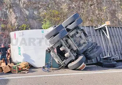 Vuelca tráiler cargado de cerveza en vía de cuota