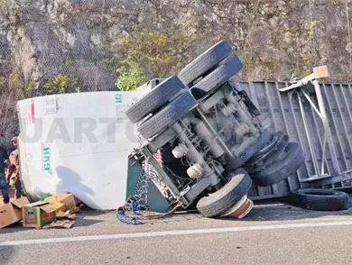 Vuelca tráiler cargado de cerveza en vía de cuota Vuelca tráiler cargado de cerveza en vía de cuota