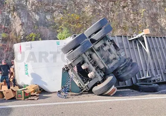 Vuelca tráiler cargado de cerveza en vía de cuota