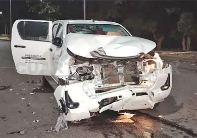 Camionetas quedan destrozadas en colisión