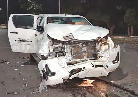 Camionetas quedan destrozadas en colisión