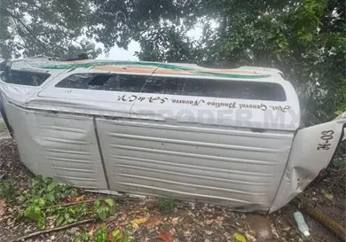 Cuatro heridos en volcadura de combi de pasajeros
