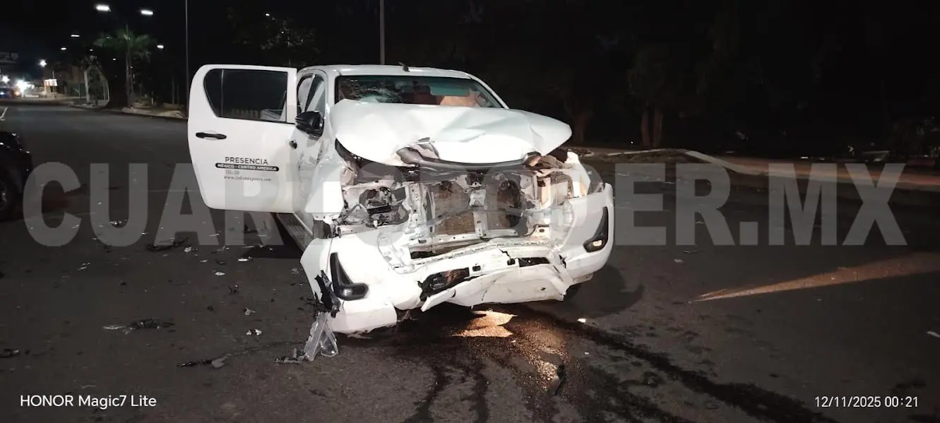 Camionetas quedan destrozadas en colisión