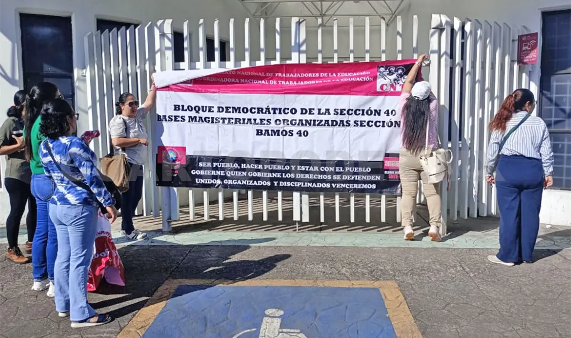 Maestros manifestándose frente a la clínica del Isstech en Tapachula. Víctor Sánchez / CP